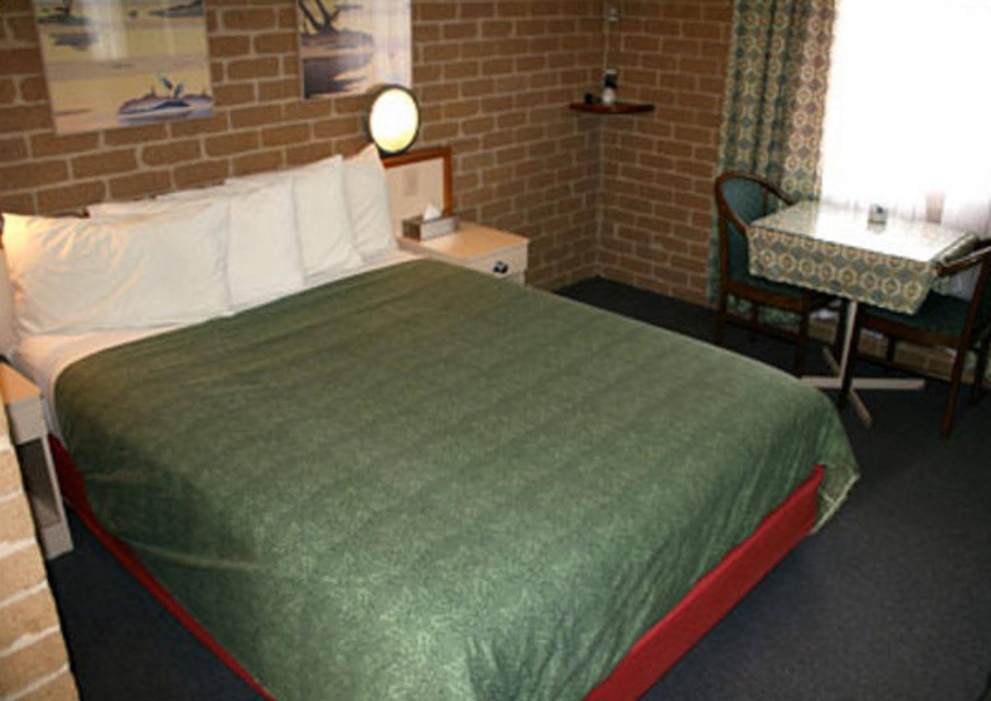 Grand Manor Motor Inn Queanbeyan Exterior photo