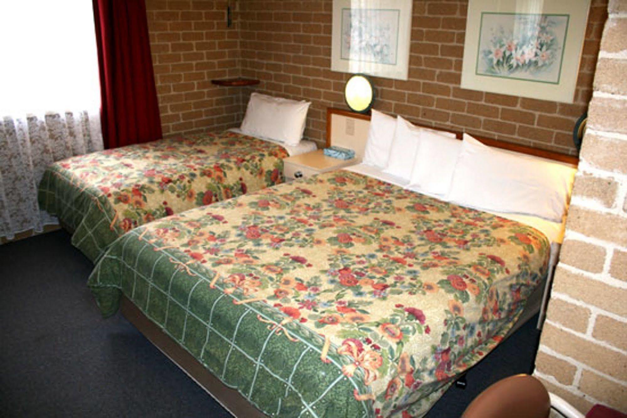 Grand Manor Motor Inn Queanbeyan Exterior photo