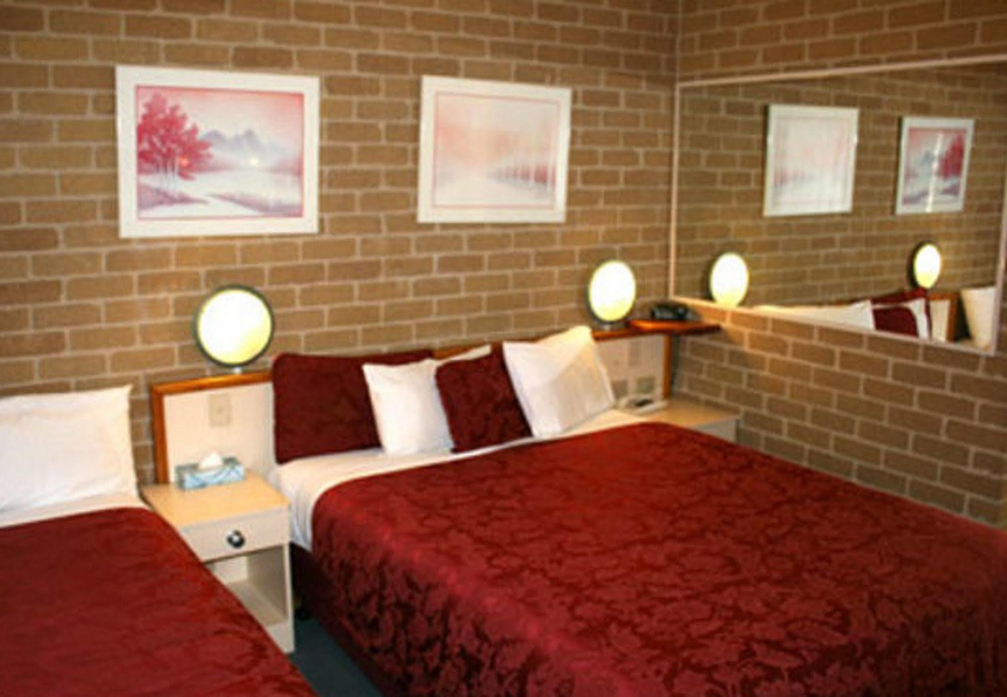 Grand Manor Motor Inn Queanbeyan Exterior photo