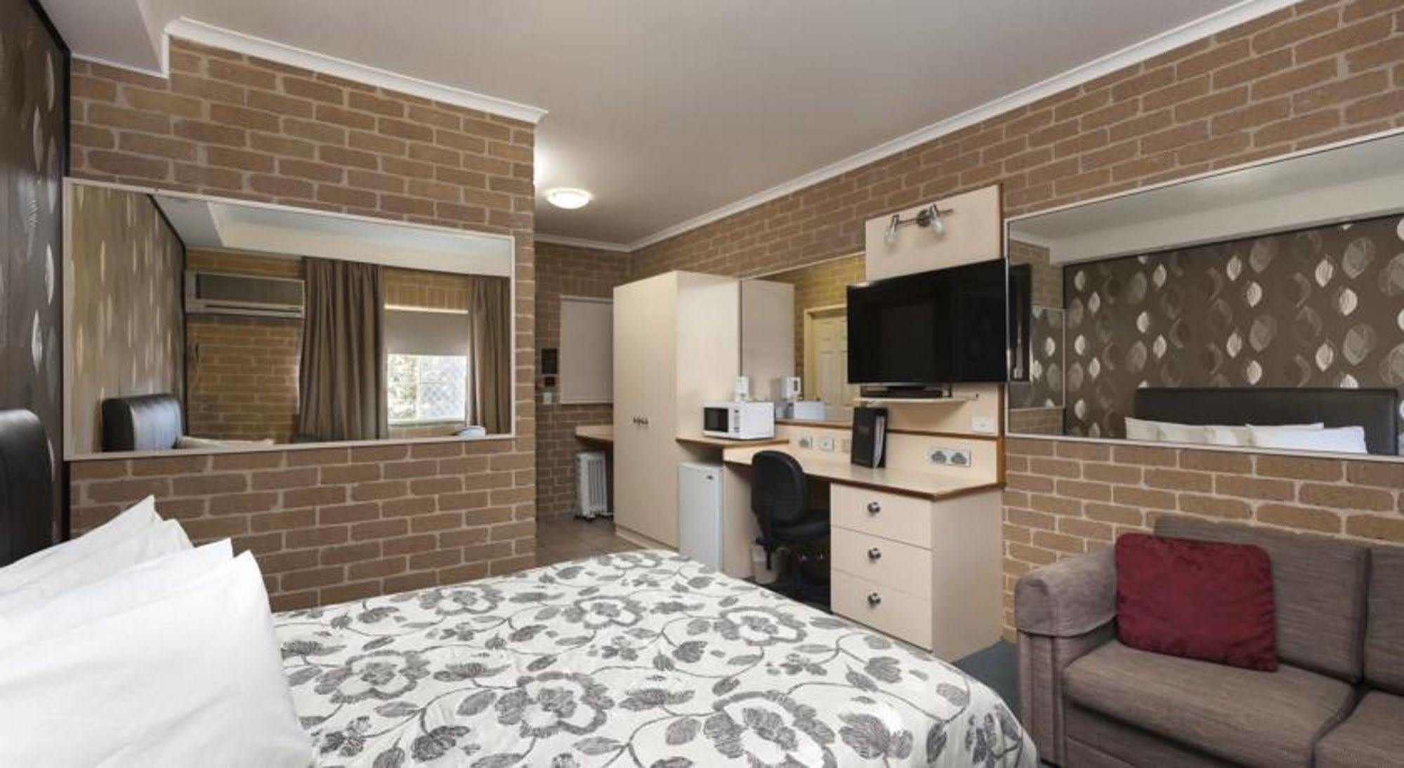 Grand Manor Motor Inn Queanbeyan Exterior photo