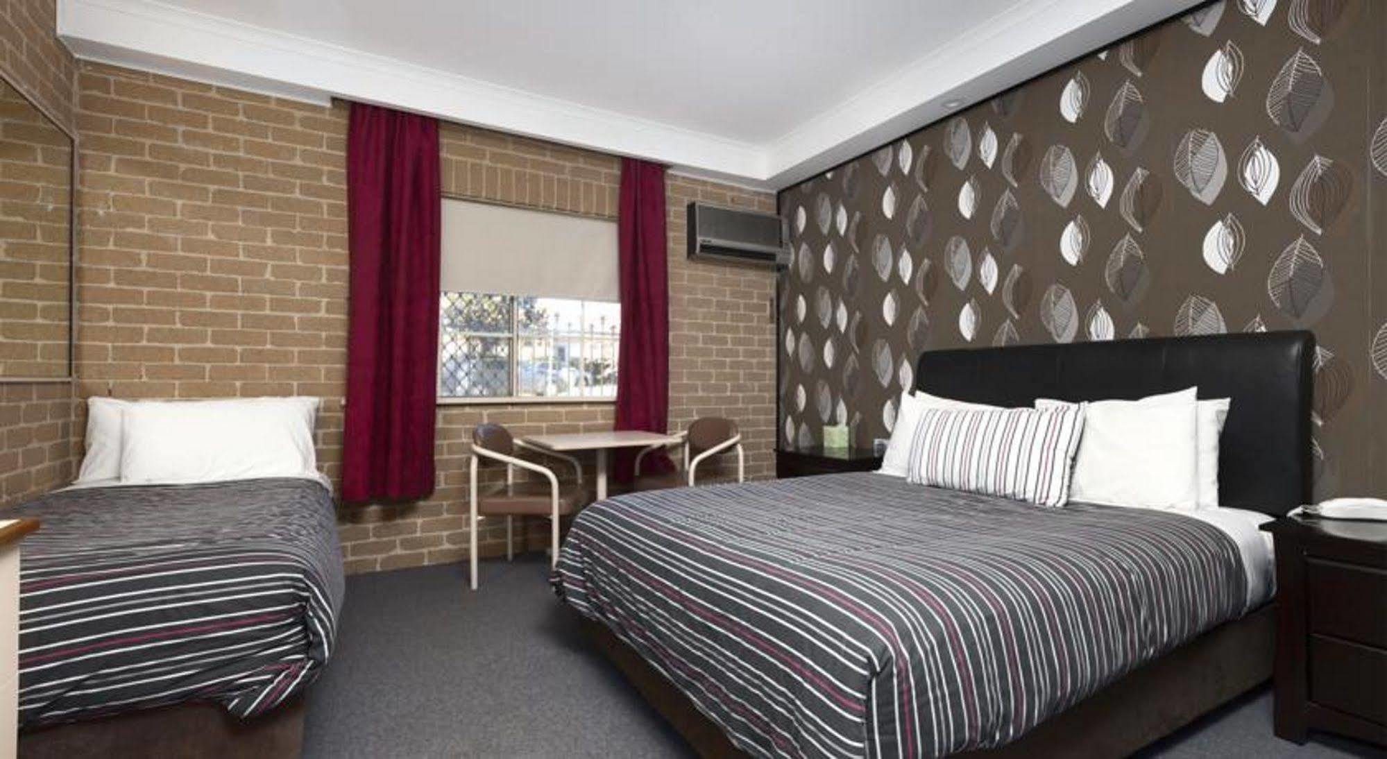 Grand Manor Motor Inn Queanbeyan Exterior photo