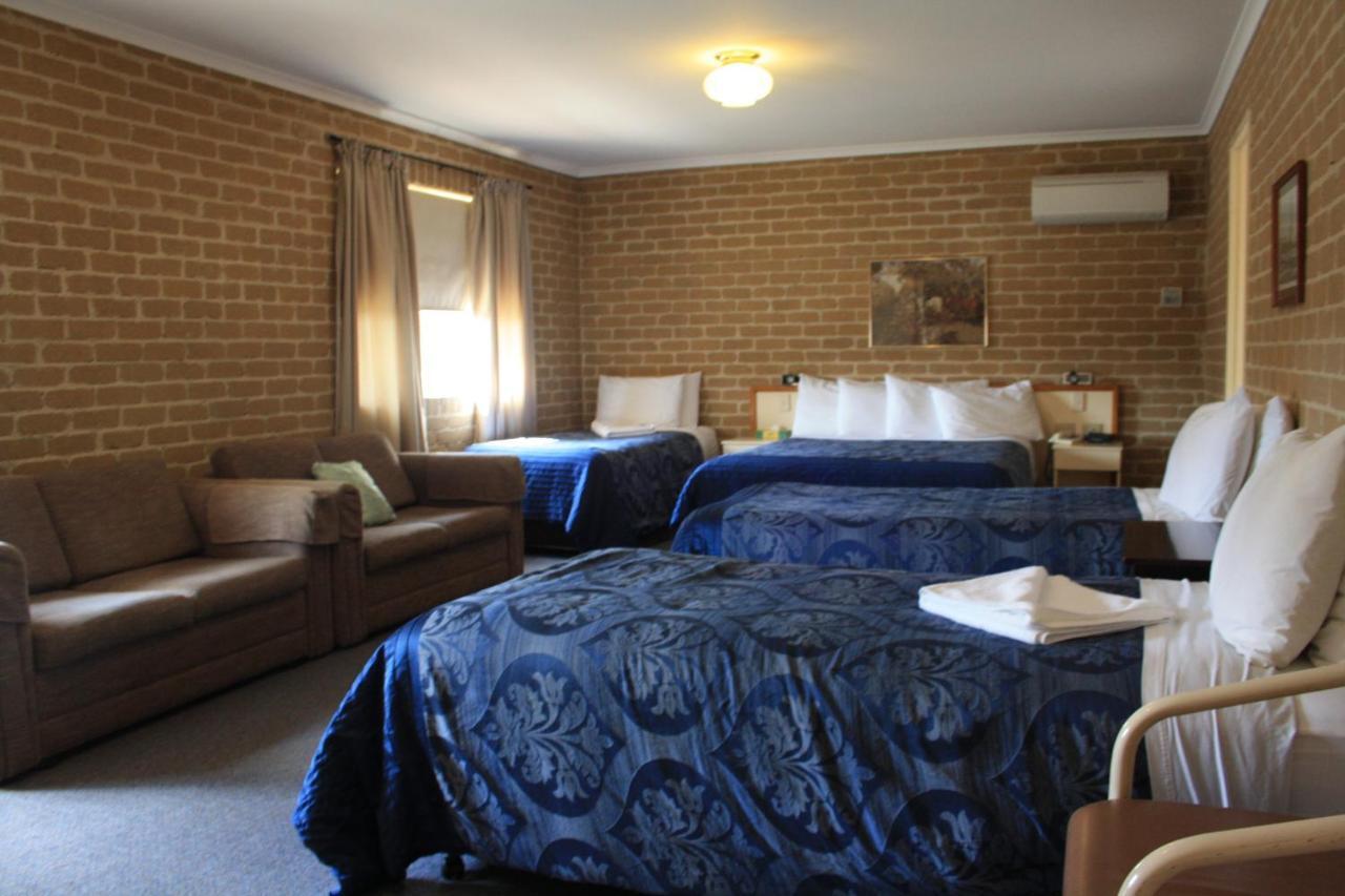 Grand Manor Motor Inn Queanbeyan Exterior photo